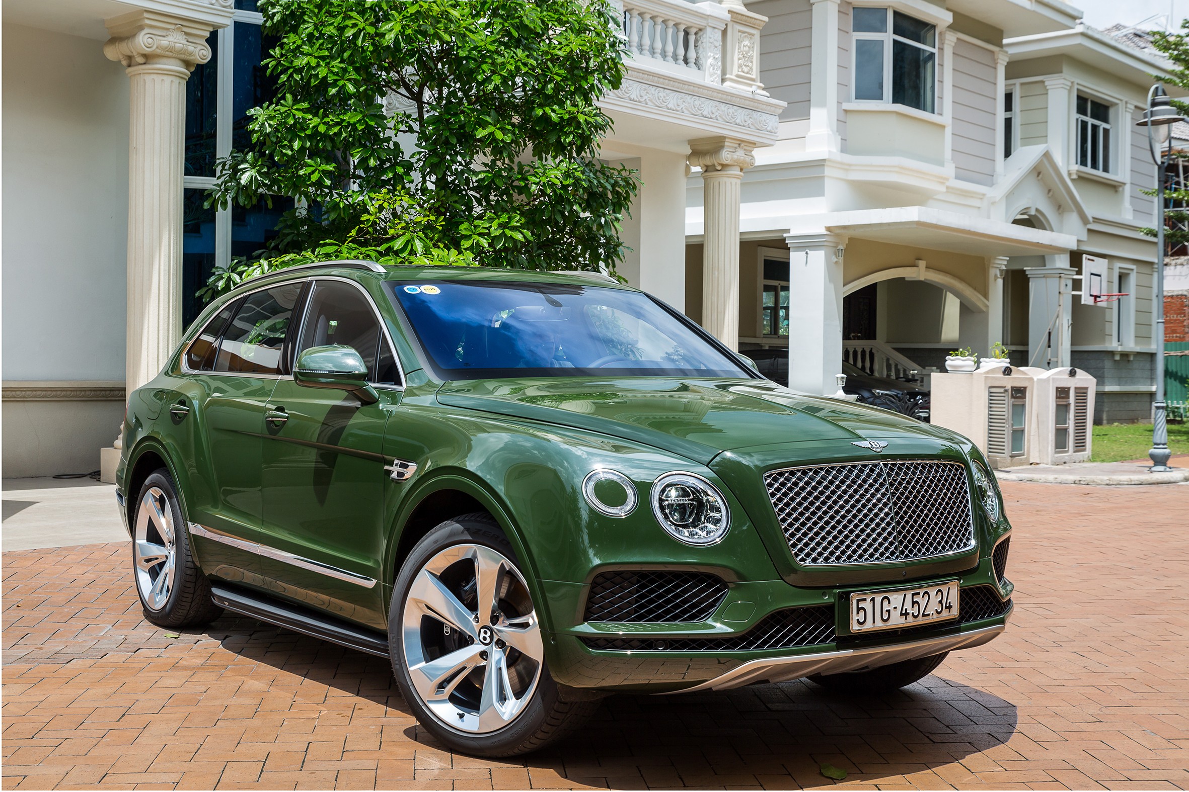 Xe++ - Chiếc Bentley Bentayga phiên bản Bespoke đầu tiên xuất hiện tại Việt Nam (Hình 2).