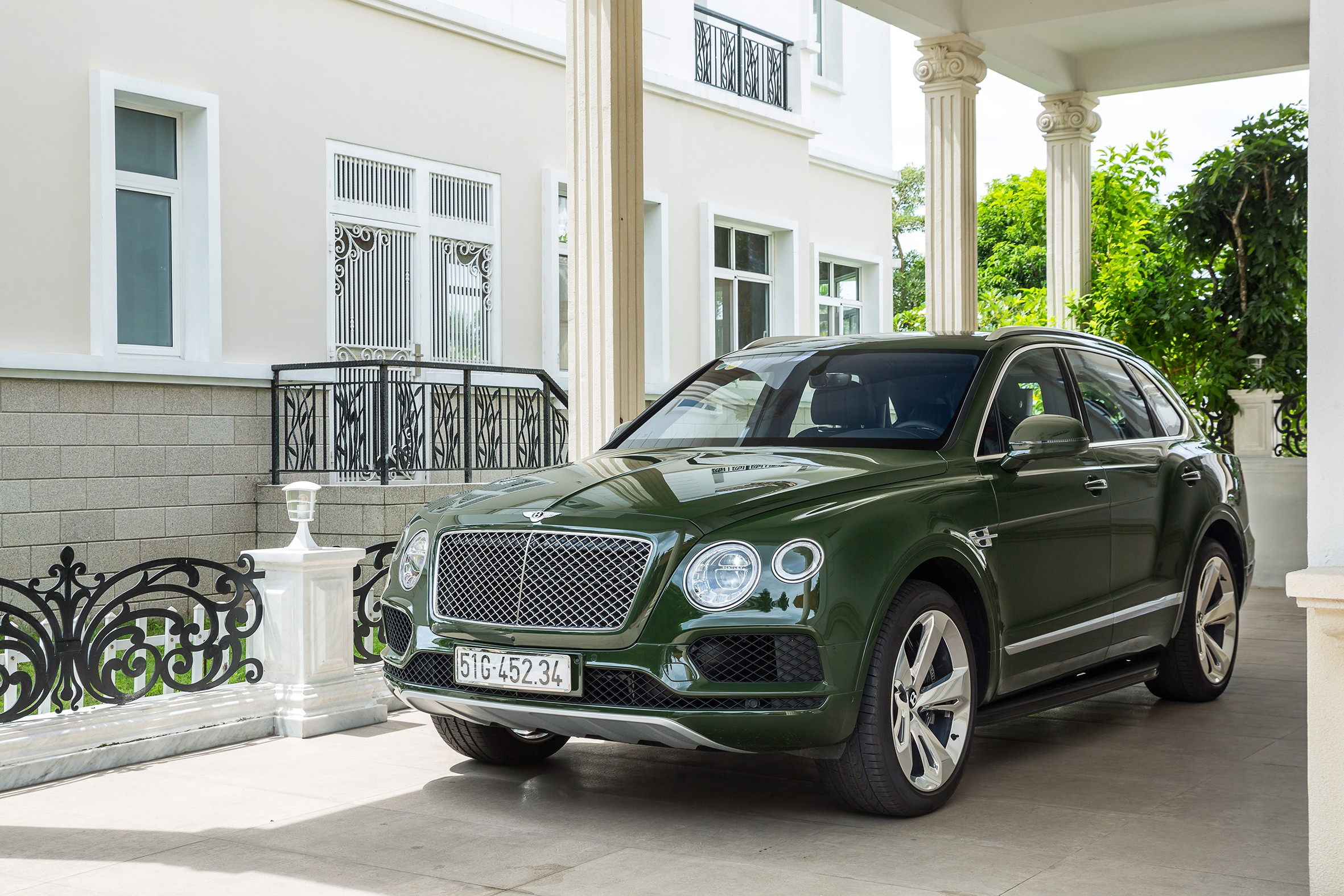 Xe++ - Chiếc Bentley Bentayga phiên bản Bespoke đầu tiên xuất hiện tại Việt Nam