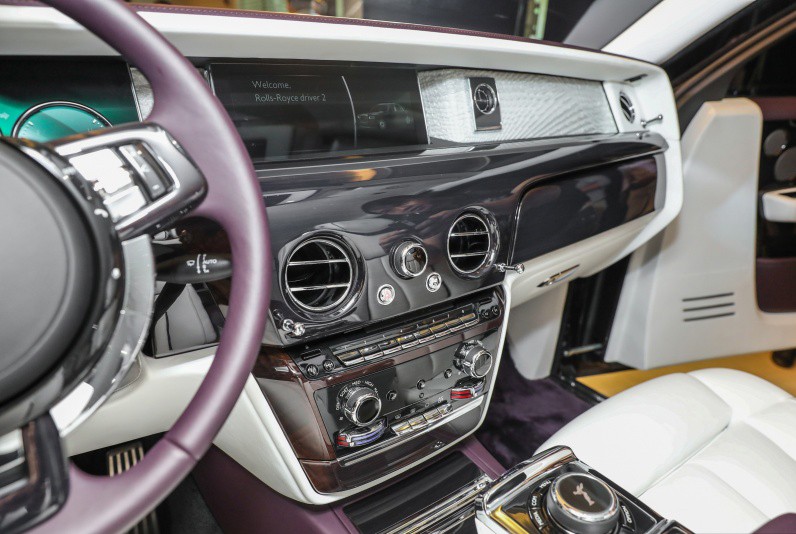 Xe++ - Chiếc xe siêu sang Rolls-Royce Phantom 2018 'đặt chân' tới Malaysia (Hình 11).