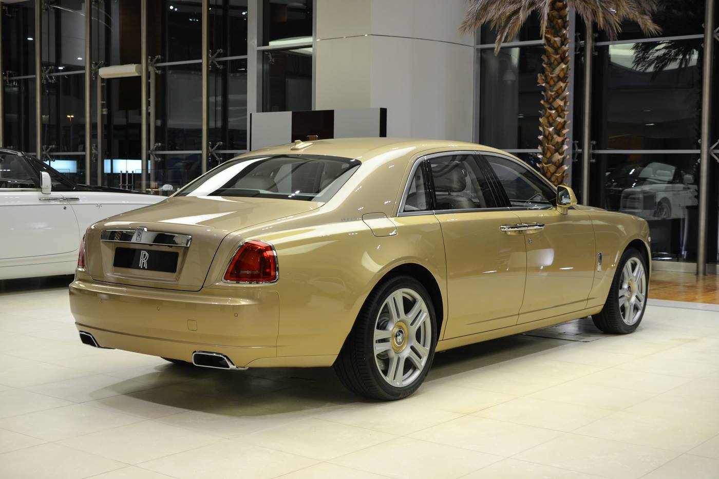 Xe++ - Cận cảnh Rolls-Royce Ghost “Oasis Edition” phiên bản đặc biệt (Hình 8).