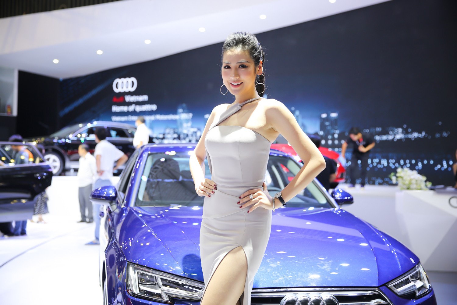 Xe++ - Á hậu Tú Anh “thả dáng” quyến rũ bên Audi A4 tiền tỷ (Hình 4).