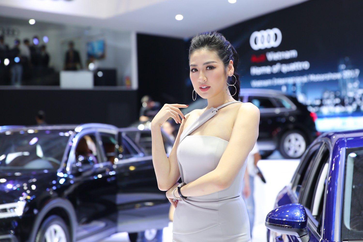 Xe++ - Á hậu Tú Anh “thả dáng” quyến rũ bên Audi A4 tiền tỷ