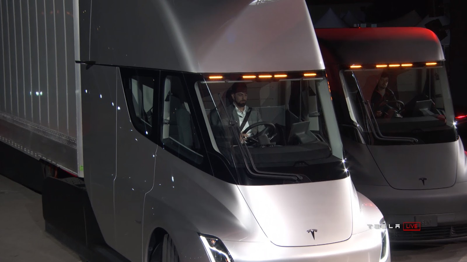 Xe++ -  Xe tải điện Tesla Semi trình làng, chạy được tới 800km/lần sạc (Hình 6).