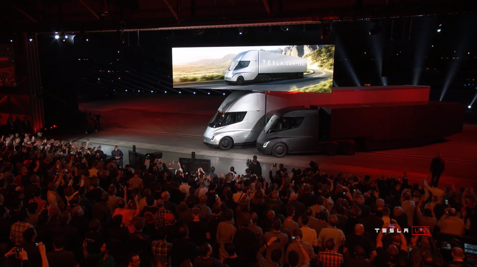 Xe++ -  Xe tải điện Tesla Semi trình làng, chạy được tới 800km/lần sạc