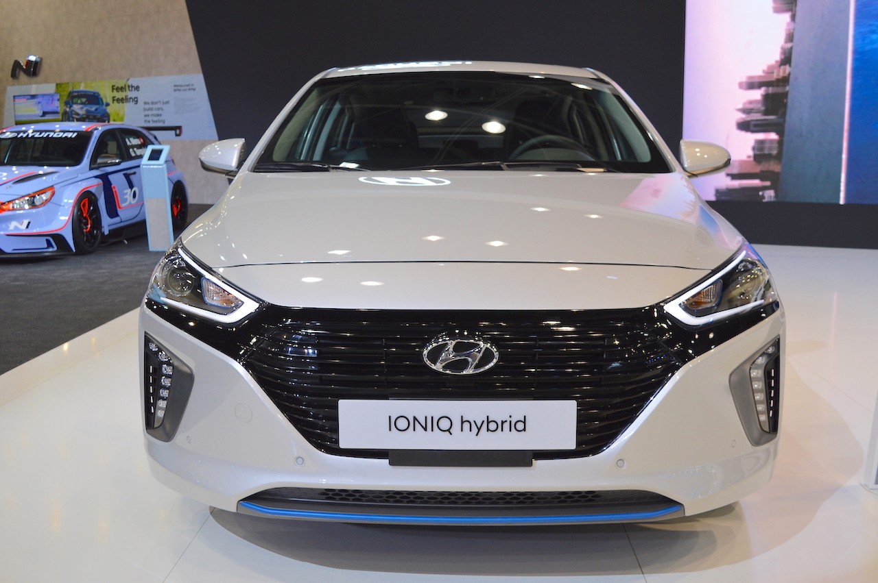 Xe++ - Hyundai Ioniq hybrid ra mắt tại triển lãm Dubai Motor Show 2017 (Hình 6).