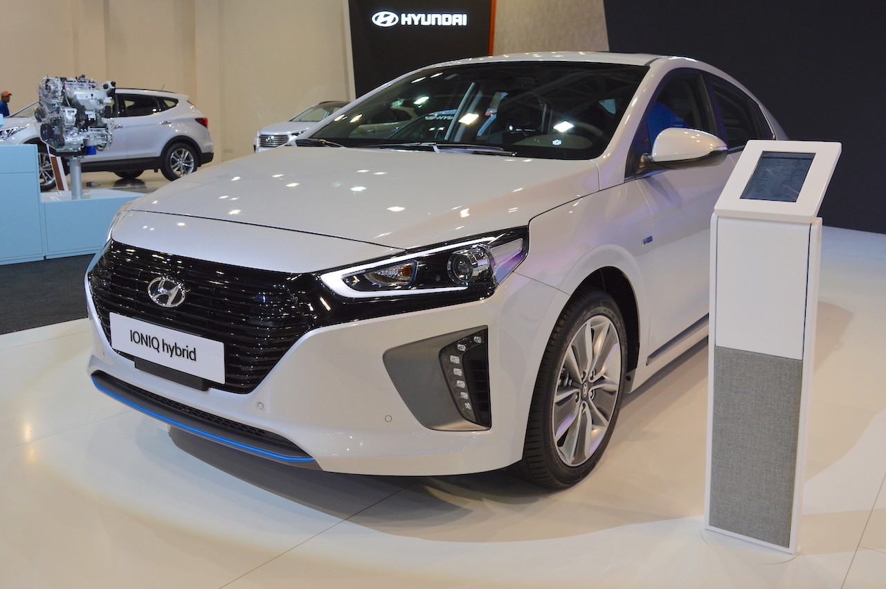 Xe++ - Hyundai Ioniq hybrid ra mắt tại triển lãm Dubai Motor Show 2017