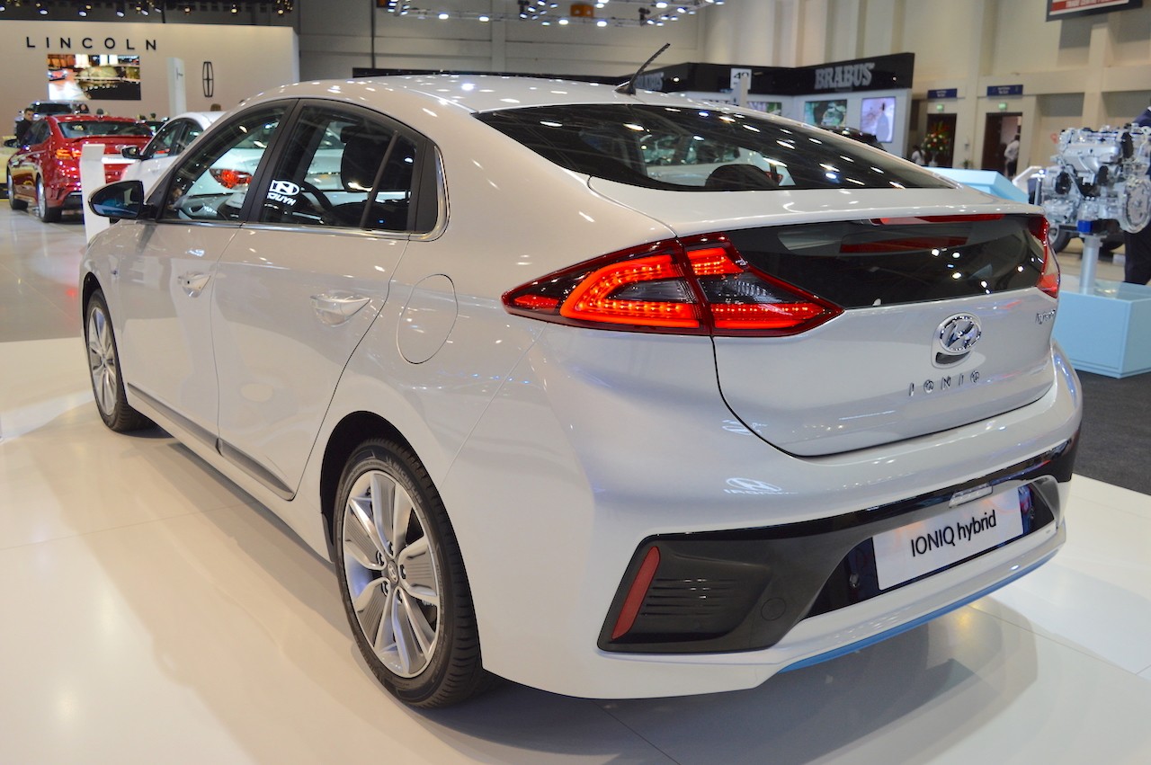 Xe++ - Hyundai Ioniq hybrid ra mắt tại triển lãm Dubai Motor Show 2017 (Hình 4).