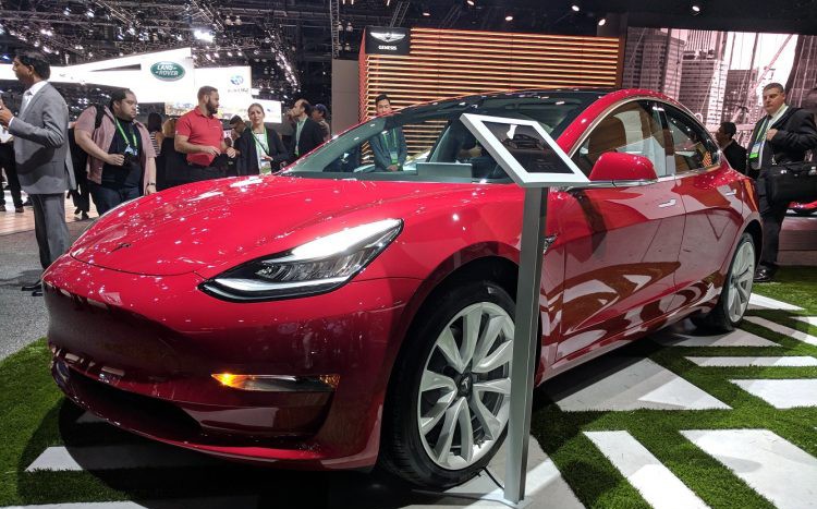 Xe++ - Tesla Model 3 bất ngờ xuất hiện tại LA Auto Show 2017 (Hình 2).