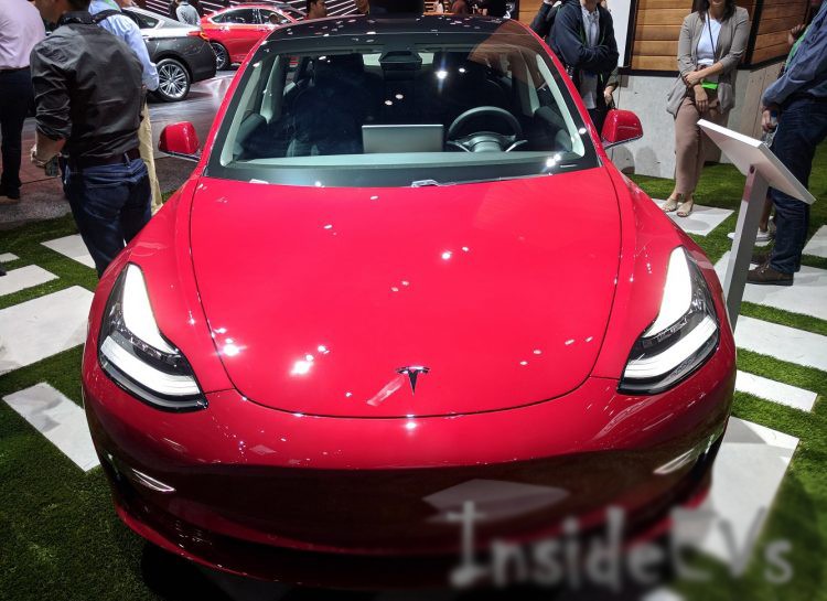 Xe++ - Tesla Model 3 bất ngờ xuất hiện tại LA Auto Show 2017 (Hình 5).