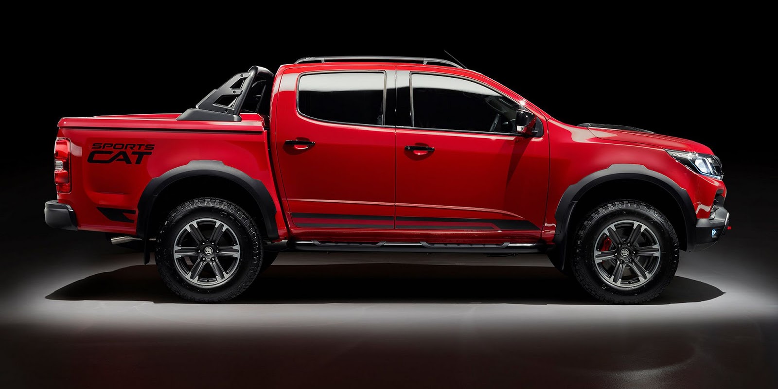 Xe++ - Bán tải Holden Colorado SportsCat lộ diện, thách thức Ford Ranger Raptor (Hình 2).