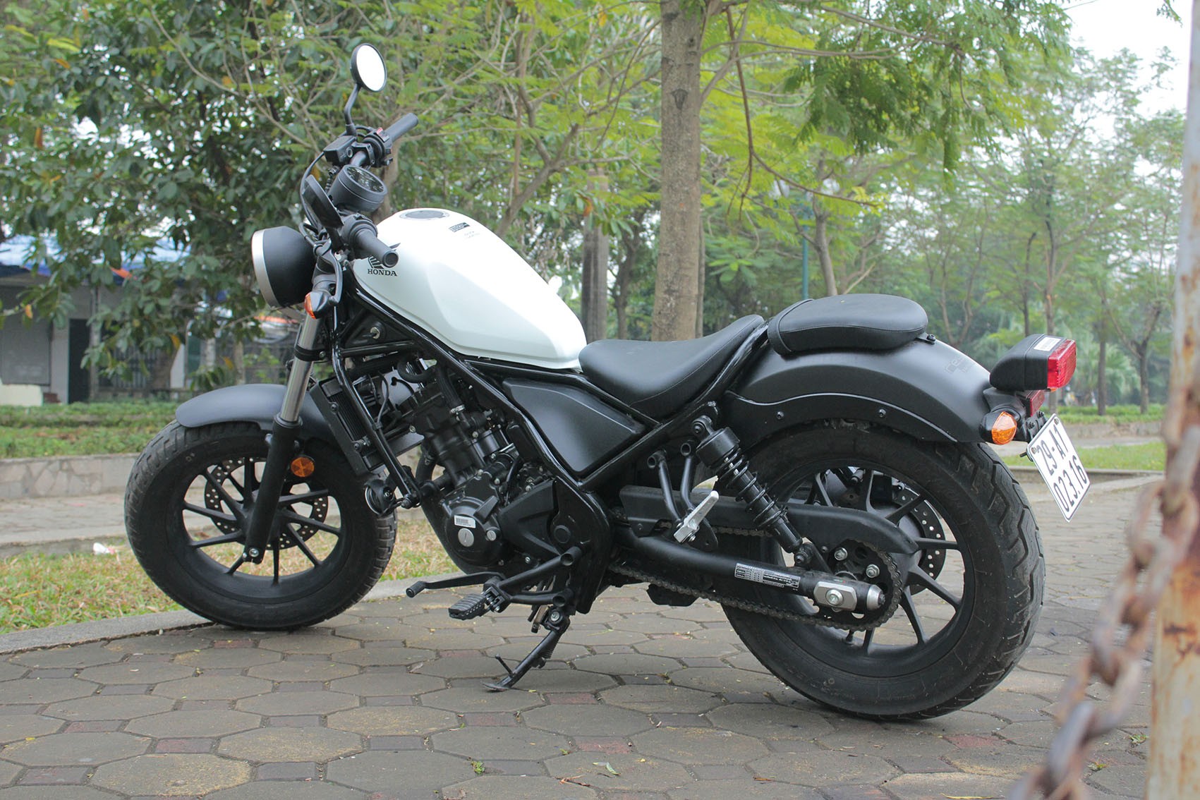 Xe++ - Cận cảnh Honda Rebel 300 2017 lăn bánh đầu tiên tại Hà Nội (Hình 5).