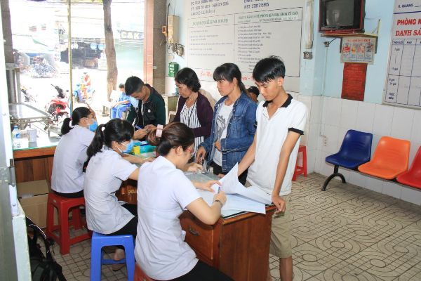 Sức khỏe - Thâm nhập phòng khám cấp giấy khám sức khỏe sau...5 phút?!