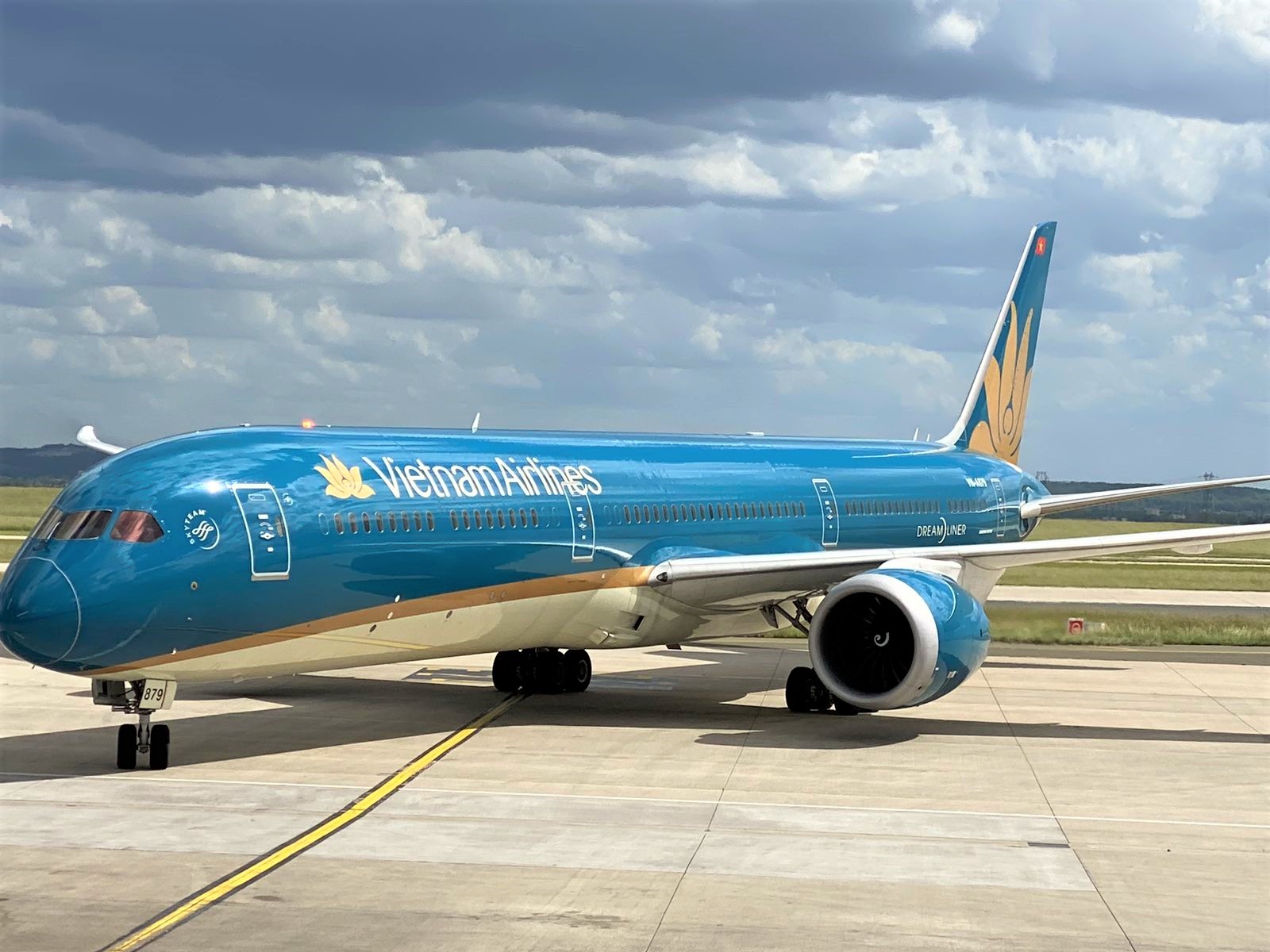 Chính sách - Vietnam Airlines đề xuất miễn thuế, tăng trần giá vé máy bay