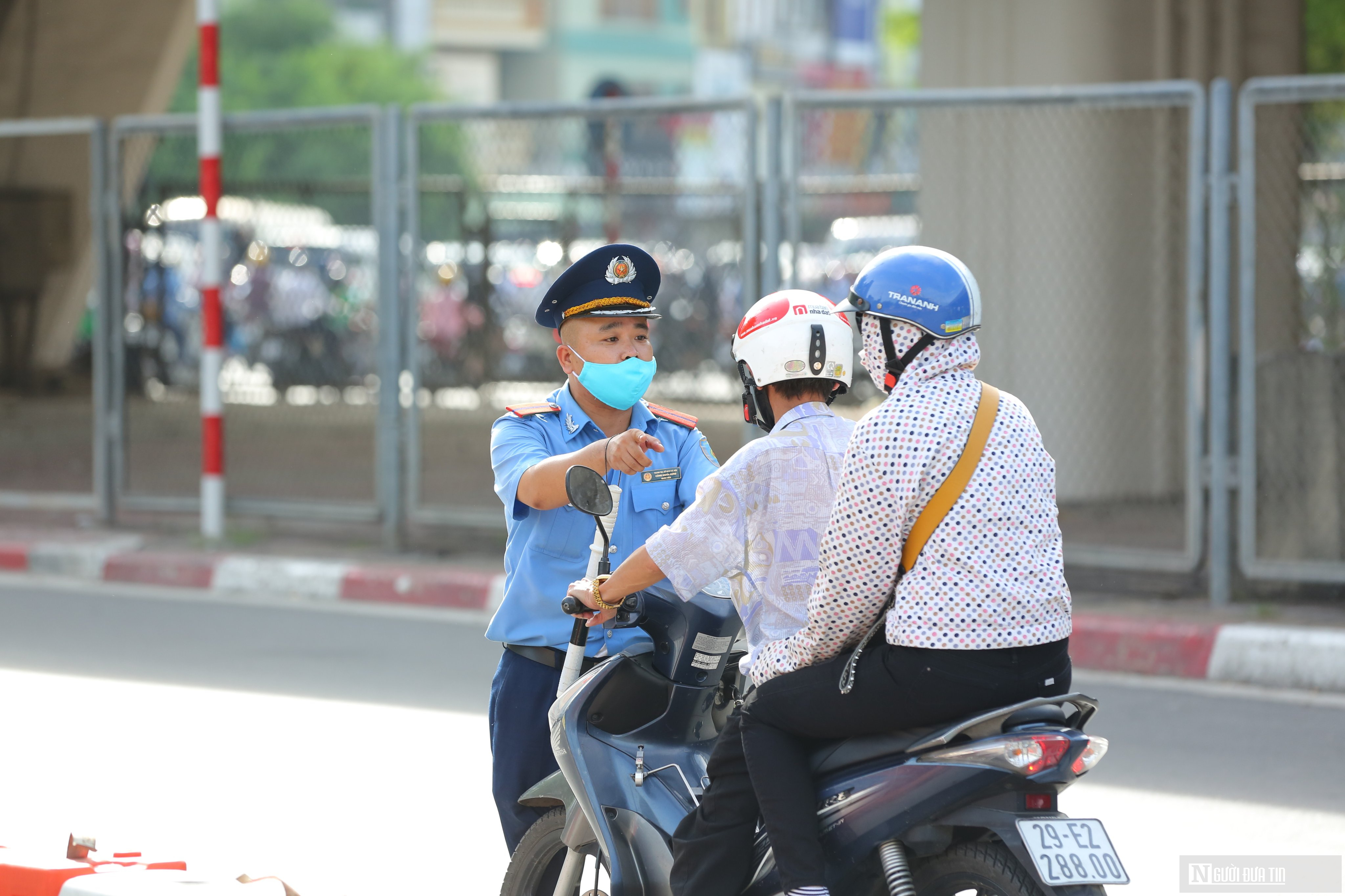 Sự kiện - Người dân lách làn, đi ngược chiều ngày Hà Nội phân luồng giao thông (Hình 10).