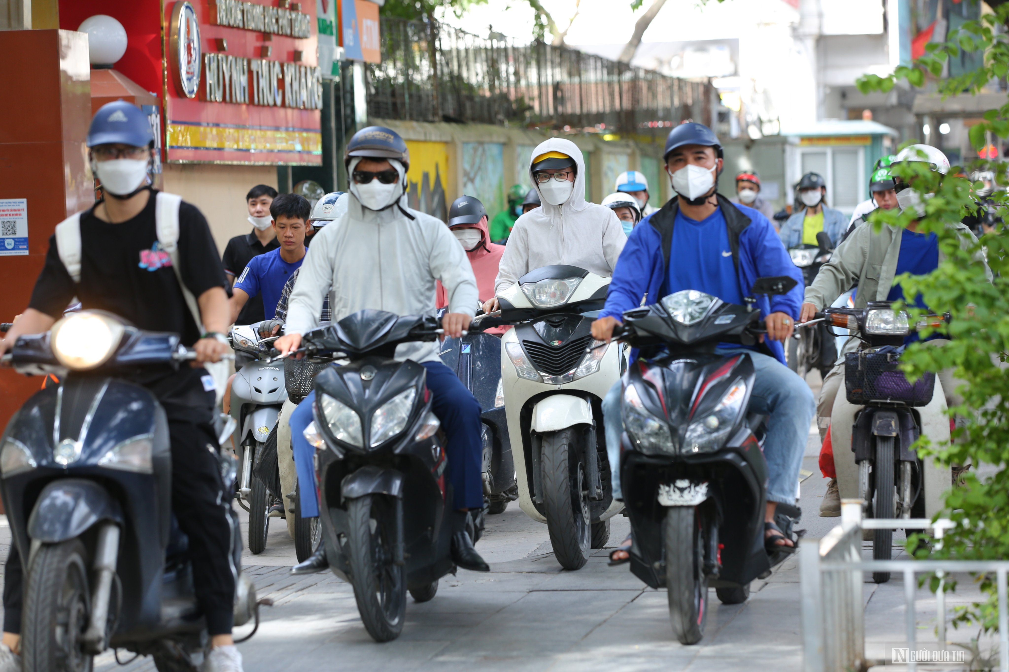 Sự kiện - Người dân lách làn, đi ngược chiều ngày Hà Nội phân luồng giao thông (Hình 13).