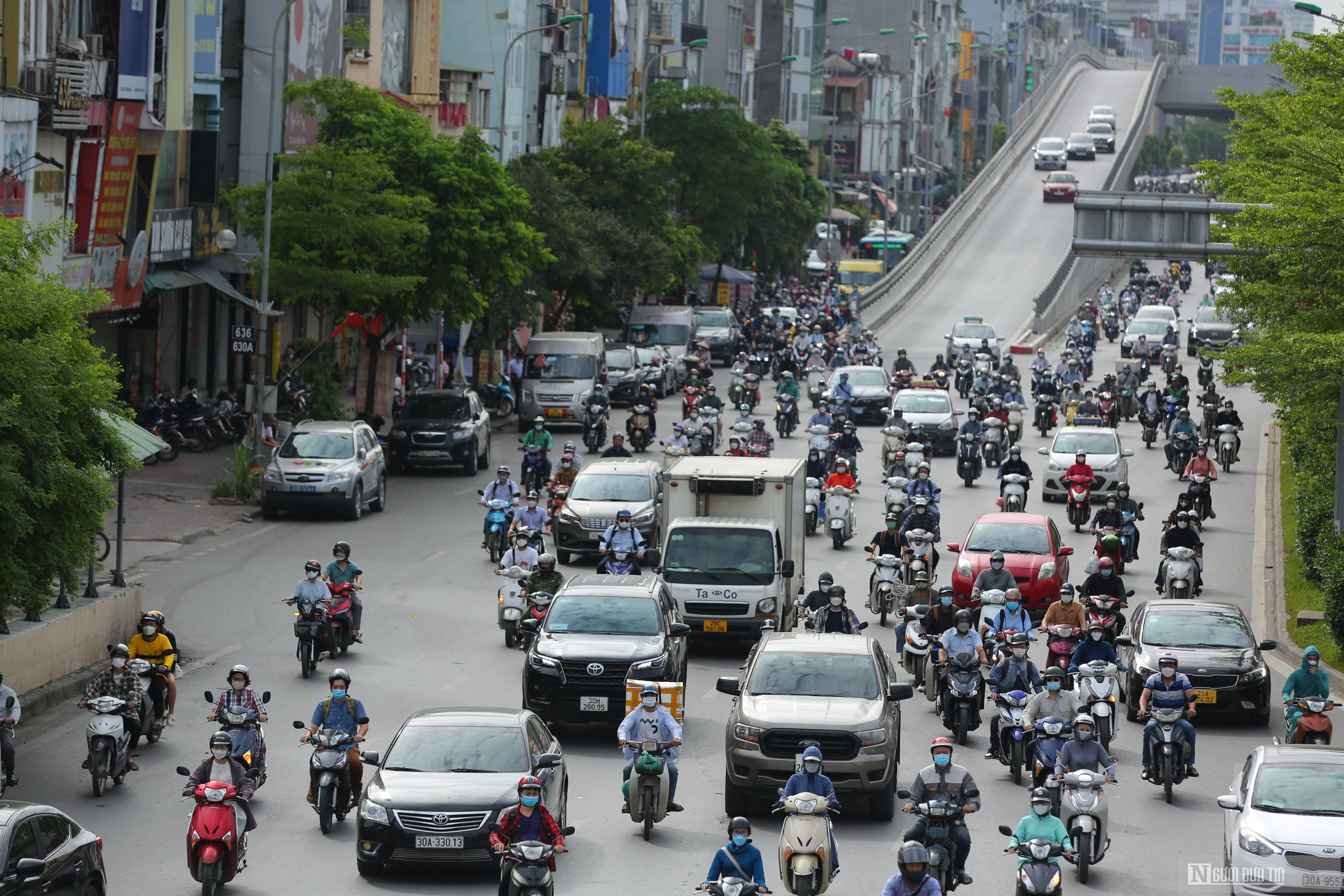 Sự kiện - Người dân lách làn, đi ngược chiều ngày Hà Nội phân luồng giao thông (Hình 5).