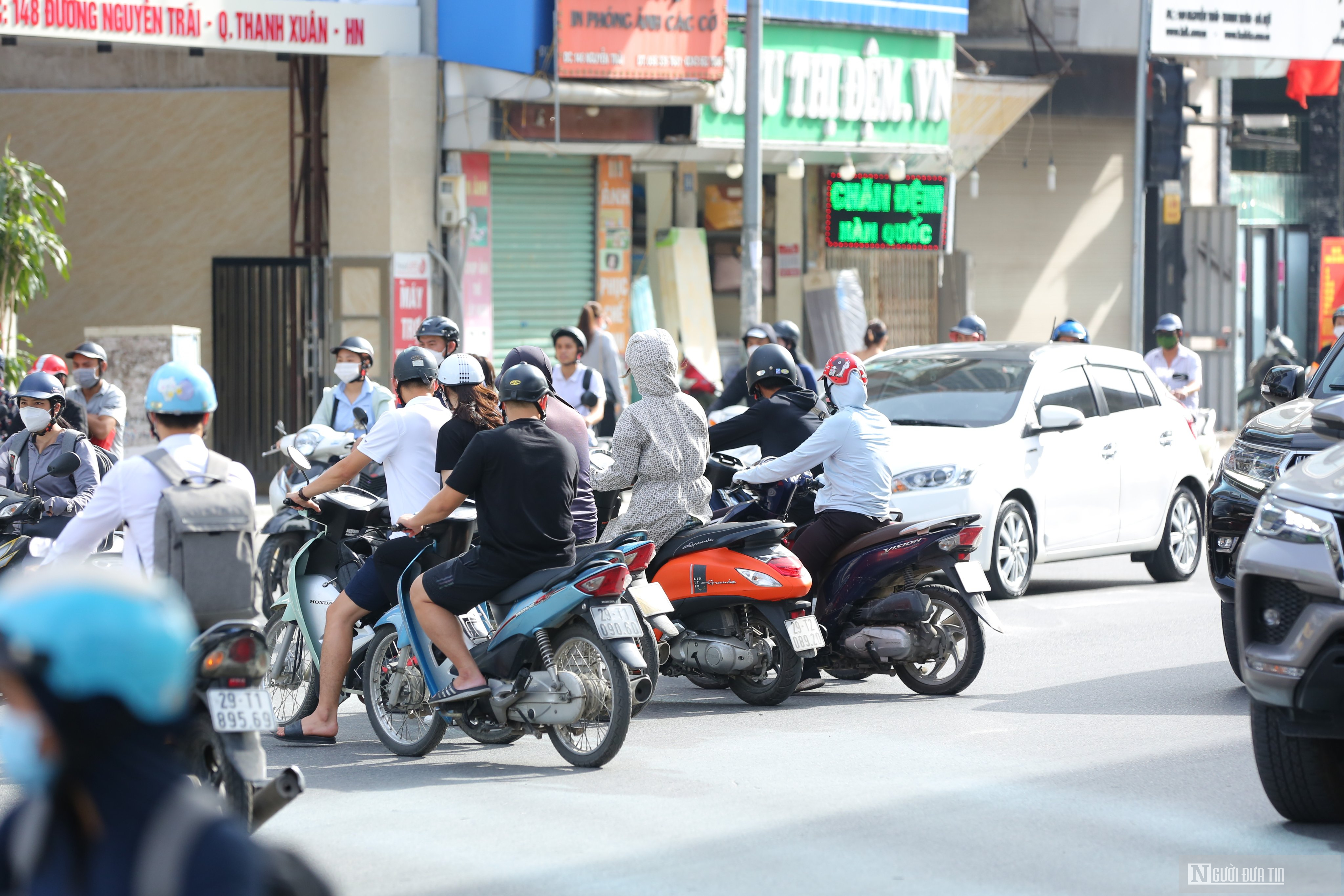 Sự kiện - Người dân lách làn, đi ngược chiều ngày Hà Nội phân luồng giao thông (Hình 8).