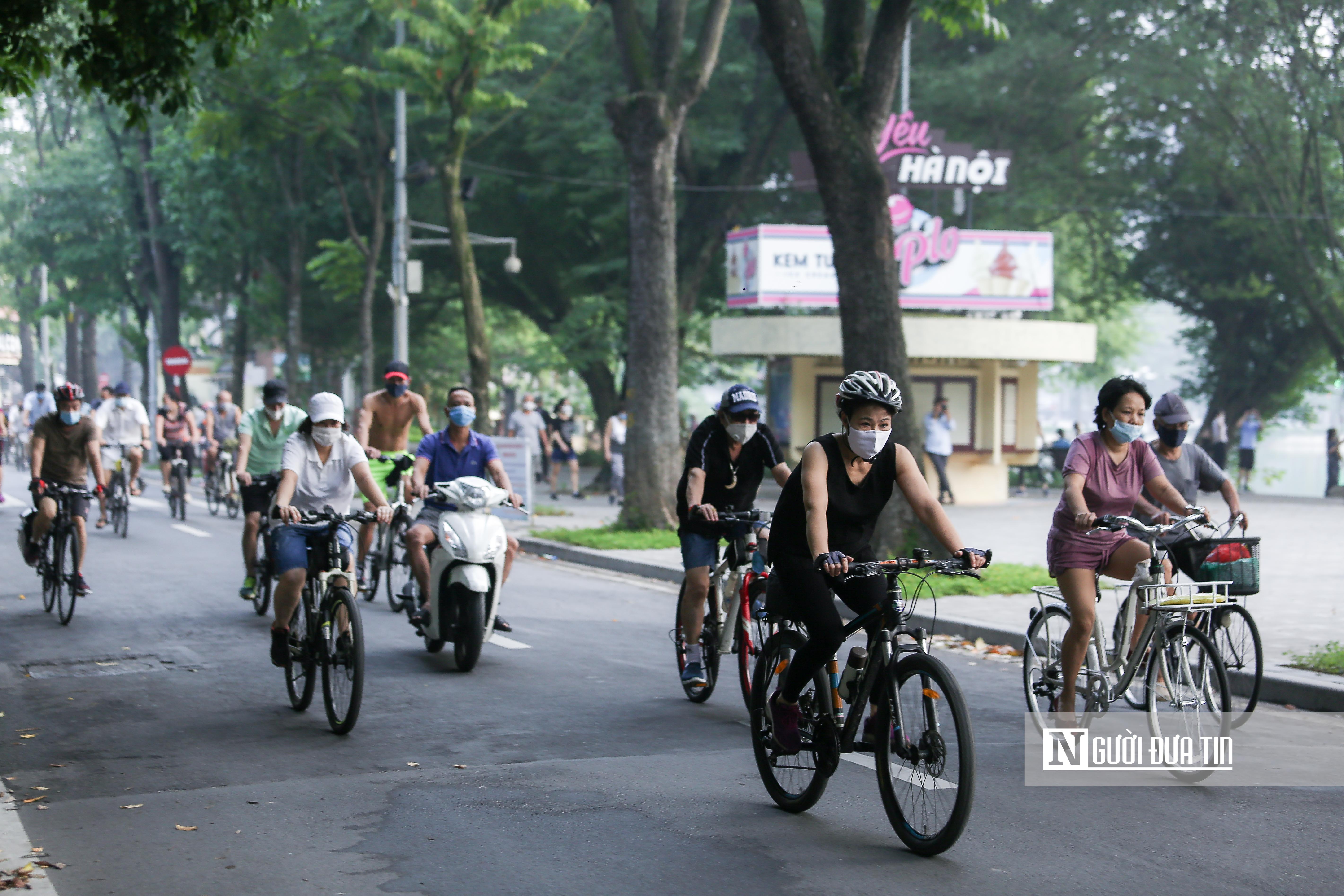 Tiêu dùng & Dư luận - Đường đi bộ còn bị lấn chiếm, xe đạp có “cửa” đi làn riêng? (Hình 2).