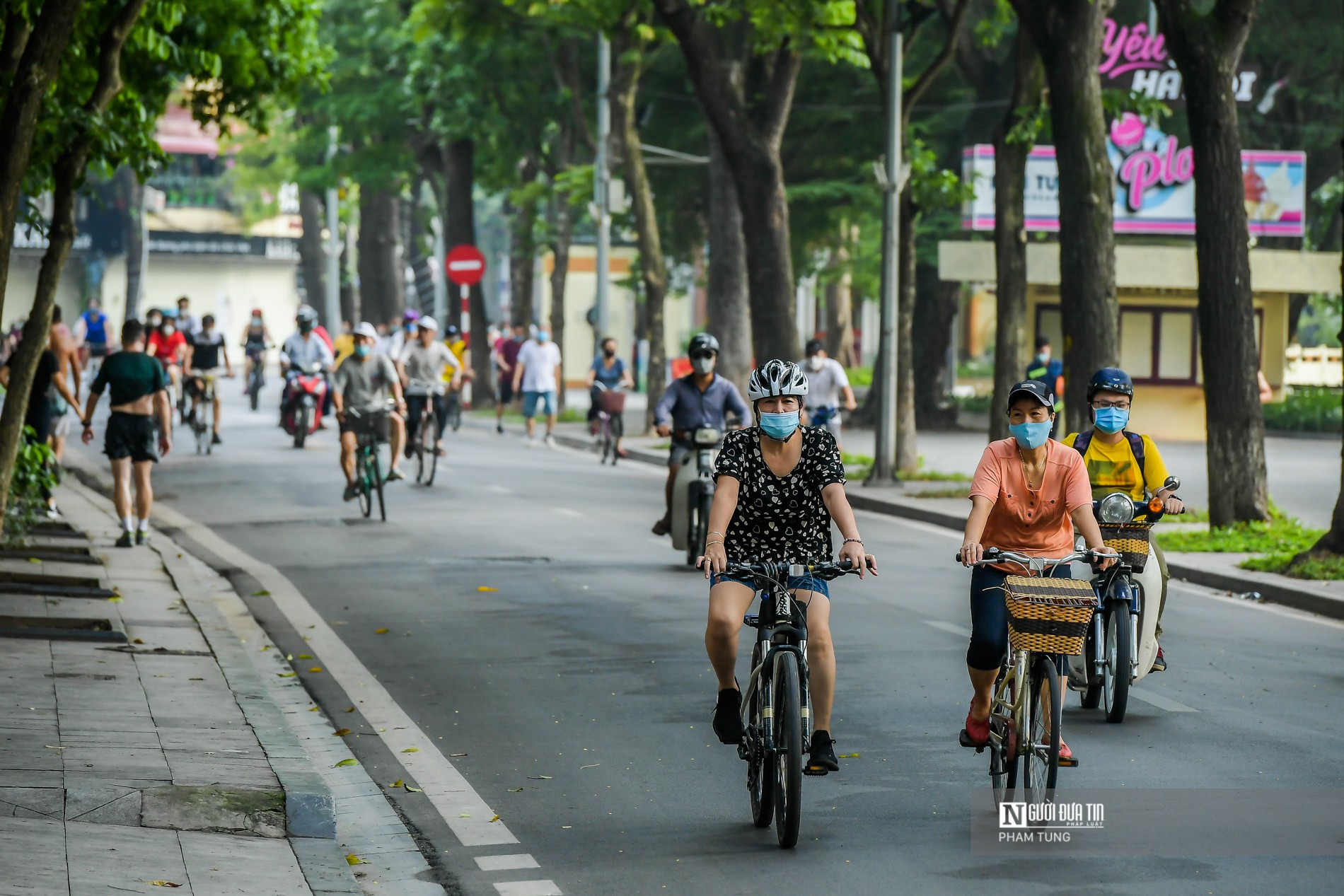 Tiêu dùng & Dư luận - Đường đi bộ còn bị lấn chiếm, xe đạp có “cửa” đi làn riêng?