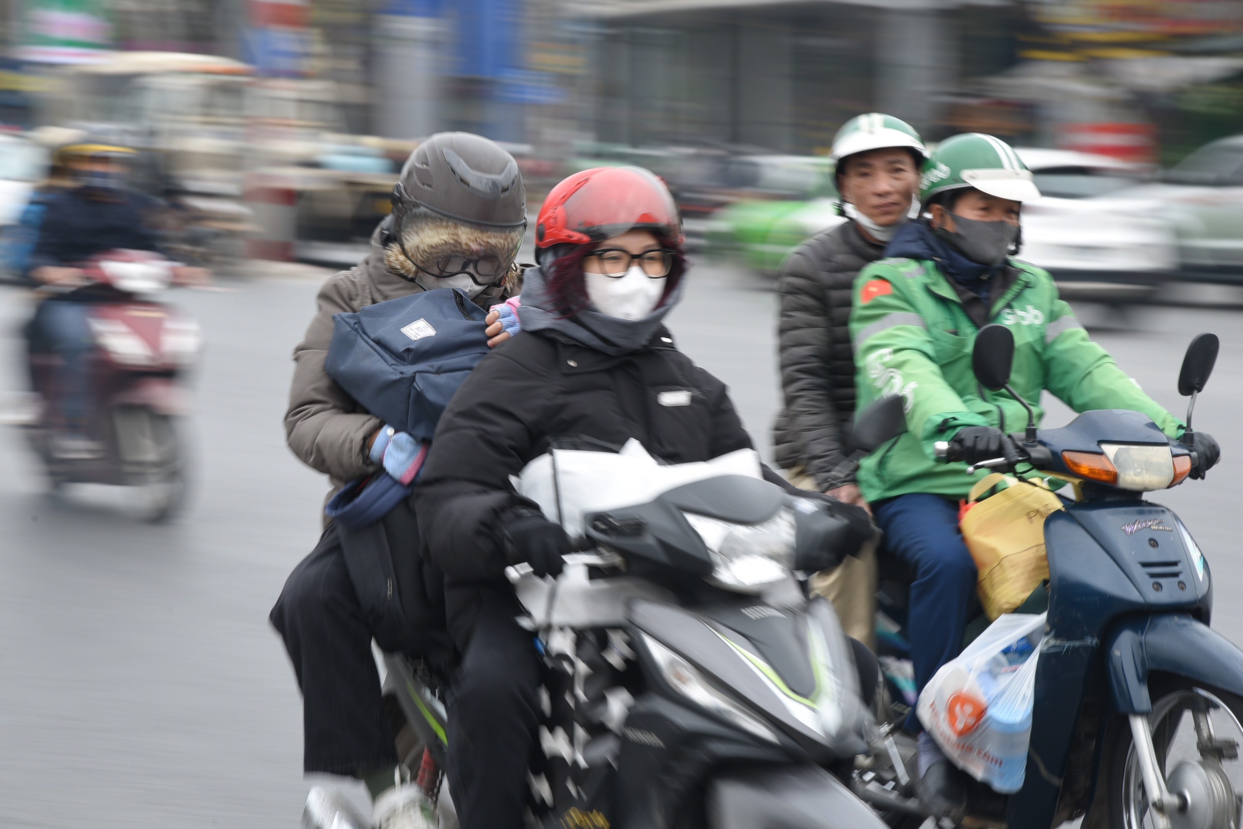 Sự kiện - Vượt rét, người dân tất tả đi xe máy rời Hà Nội về quê ăn Tết (Hình 7).