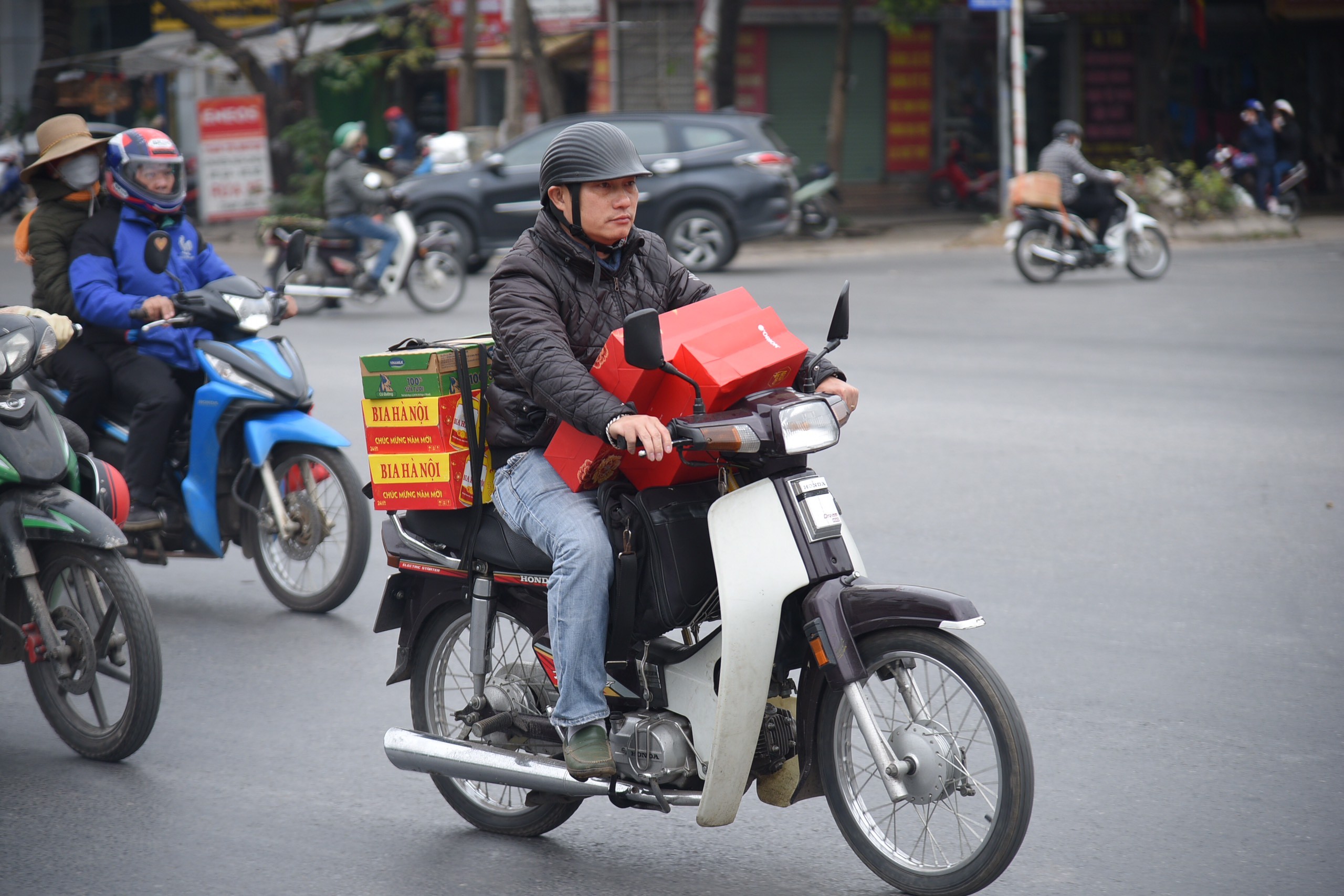 Sự kiện - Vượt rét, người dân tất tả đi xe máy rời Hà Nội về quê ăn Tết (Hình 10).