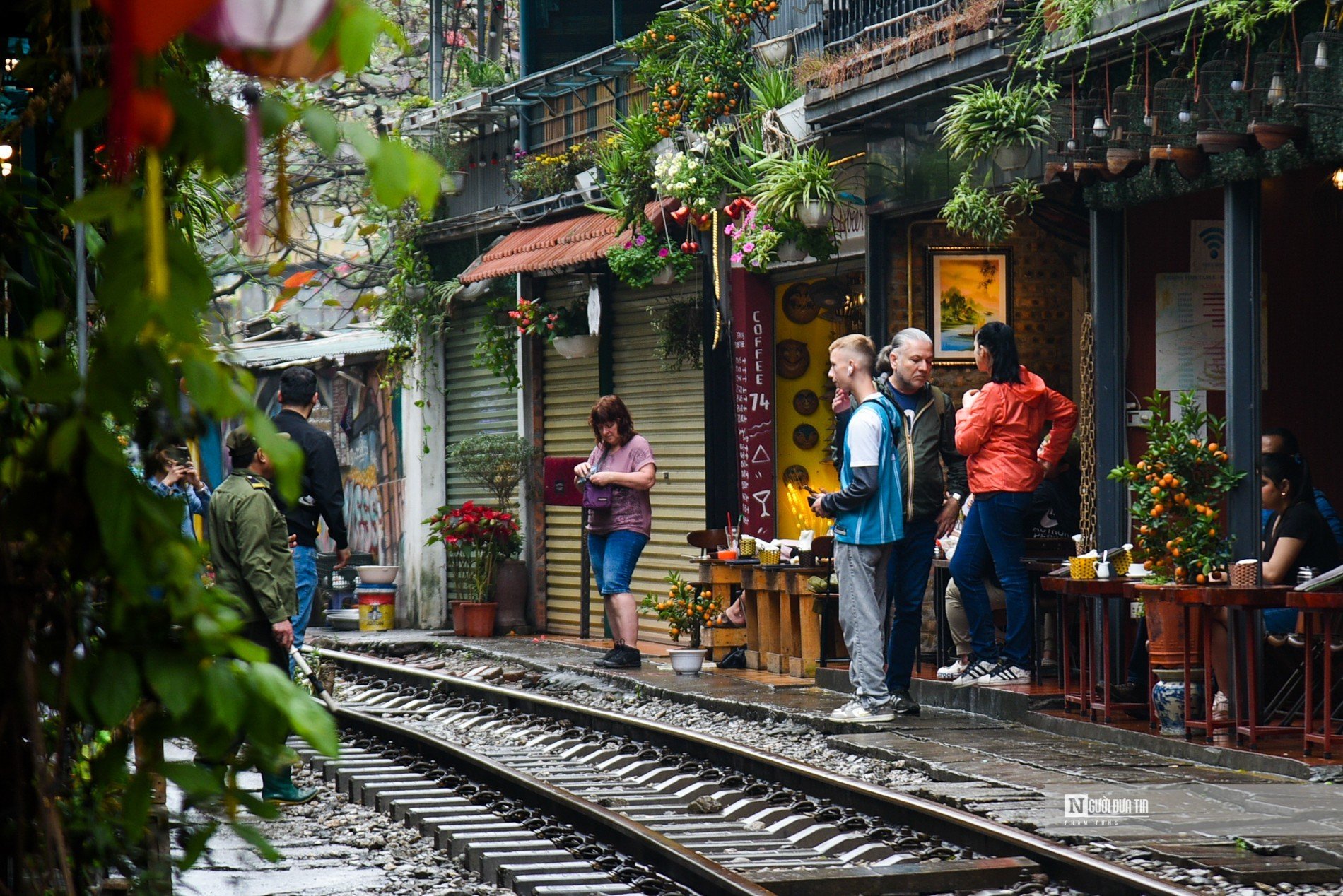 Dân sinh - Hà Nội: Càng xử lý,  phố cafe đường tàu càng đông (Hình 10).