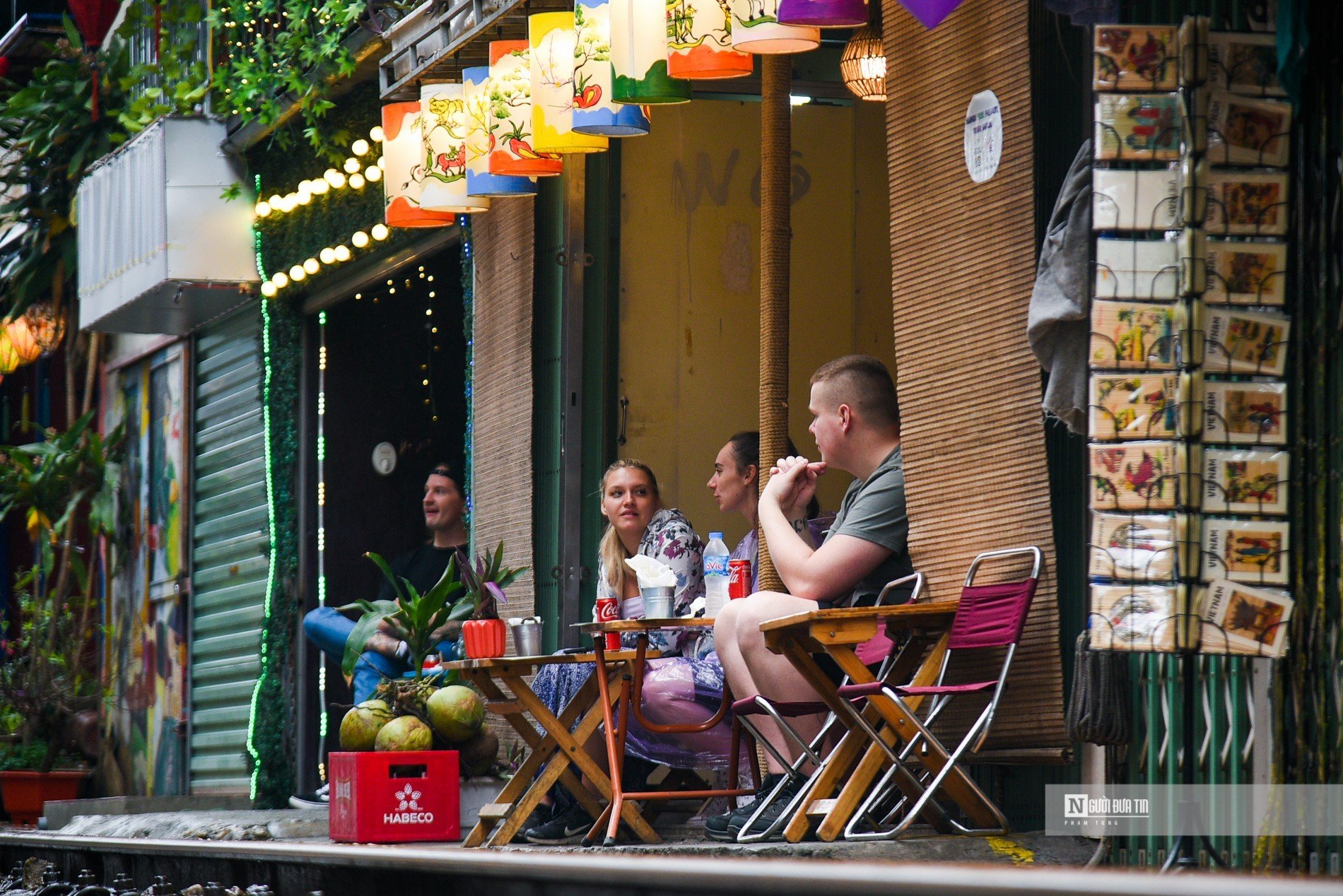 Dân sinh - Hà Nội: Càng xử lý,  phố cafe đường tàu càng đông (Hình 11).