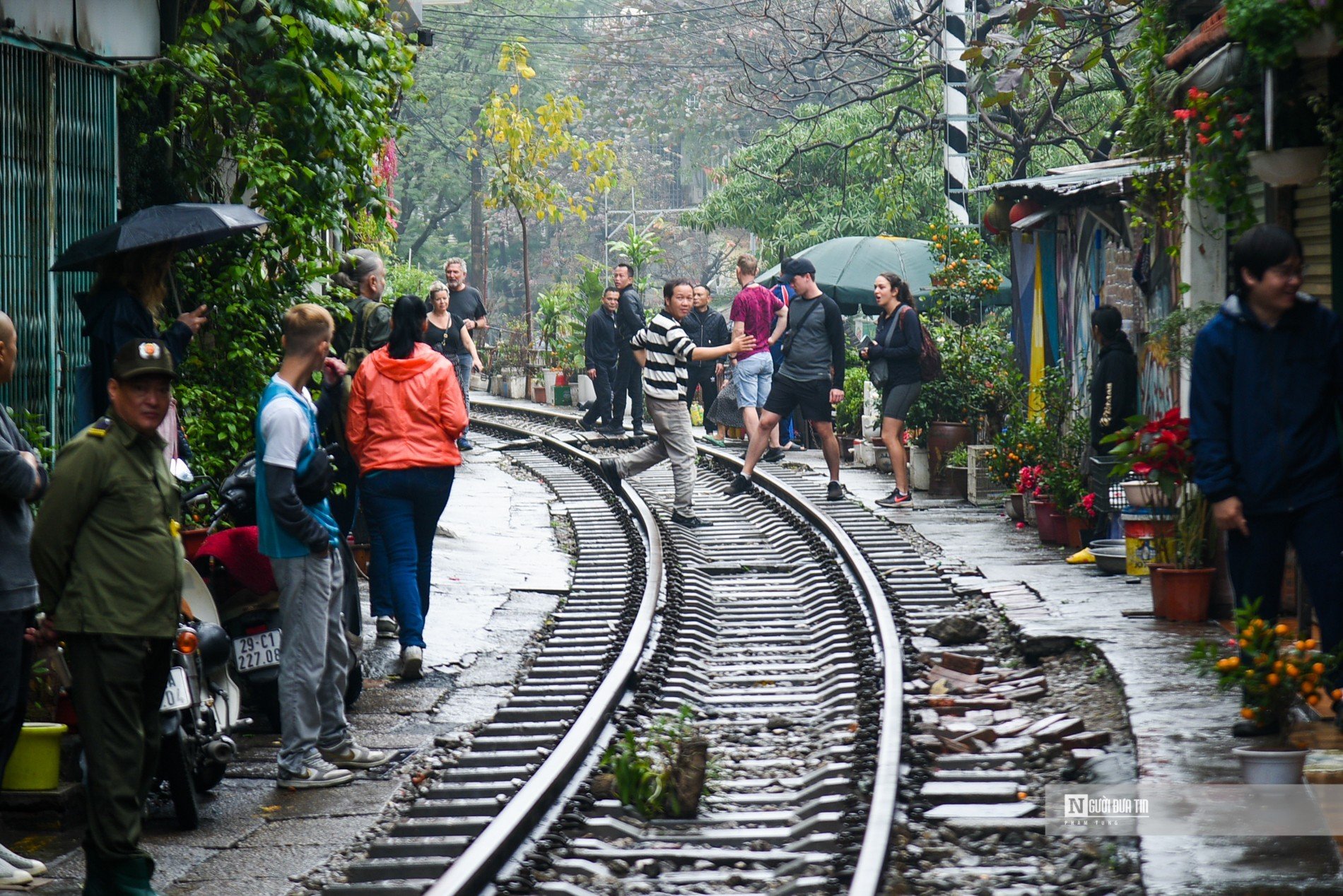 Dân sinh - Hà Nội: Càng xử lý,  phố cafe đường tàu càng đông