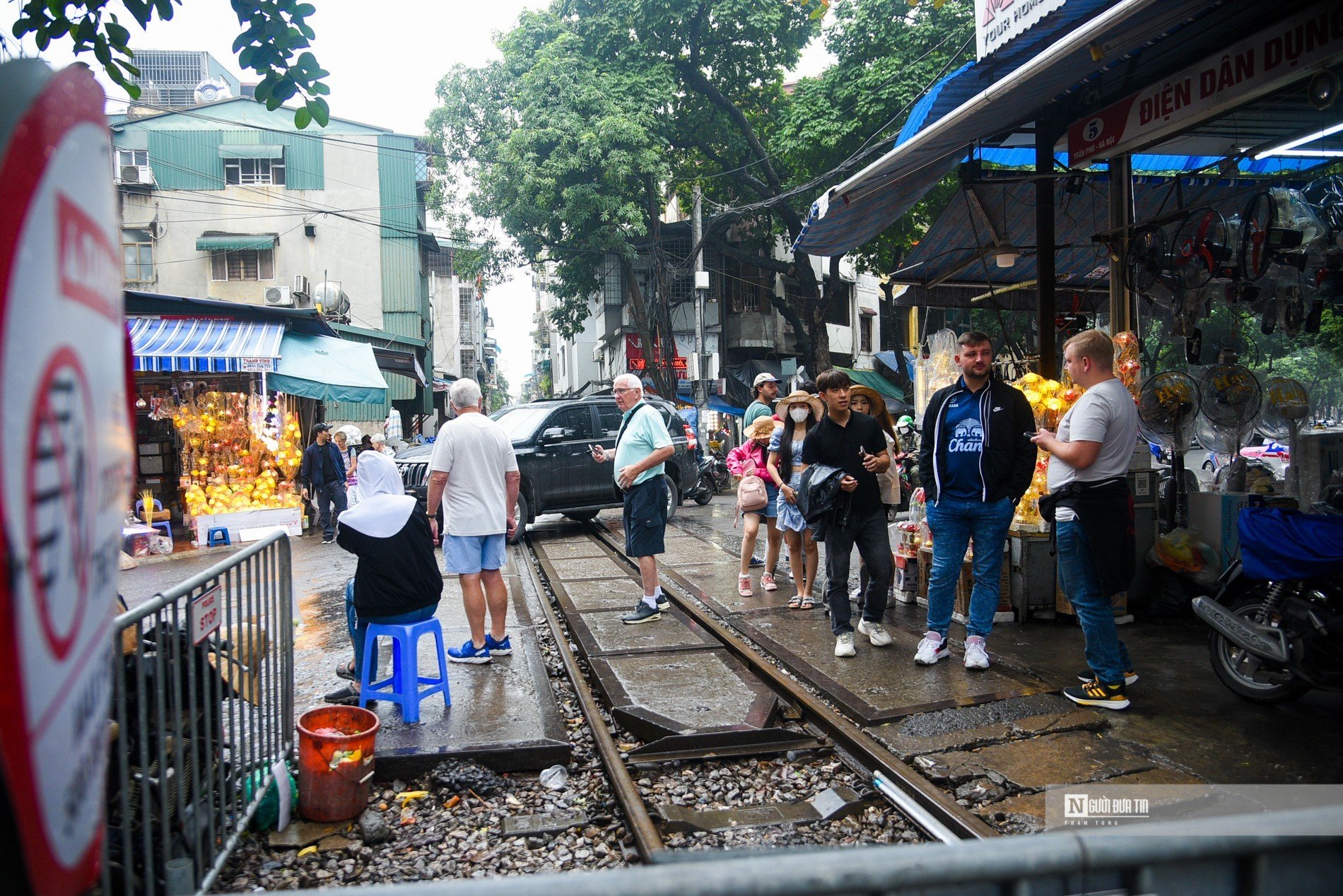 Dân sinh - Hà Nội: Càng xử lý,  phố cafe đường tàu càng đông (Hình 2).