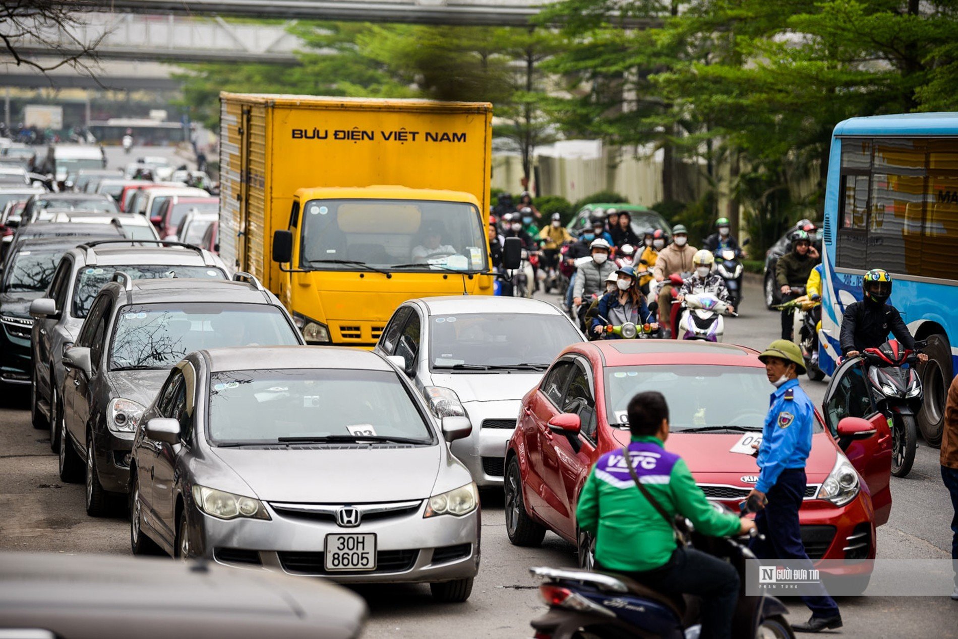 Dân sinh - Hà Nội: Tái diễn cảnh ùn tắc kéo dài tại các trung tâm đăng kiểm (Hình 3).