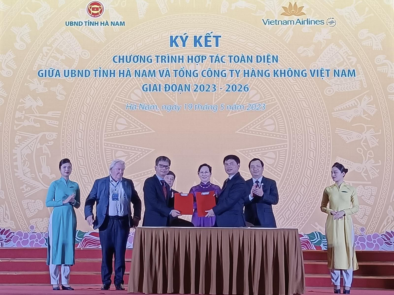 Tiêu dùng & Dư luận - Vietnam Airlines và Hà Nam 'bắt tay' xúc tiến du lịch, đầu tư