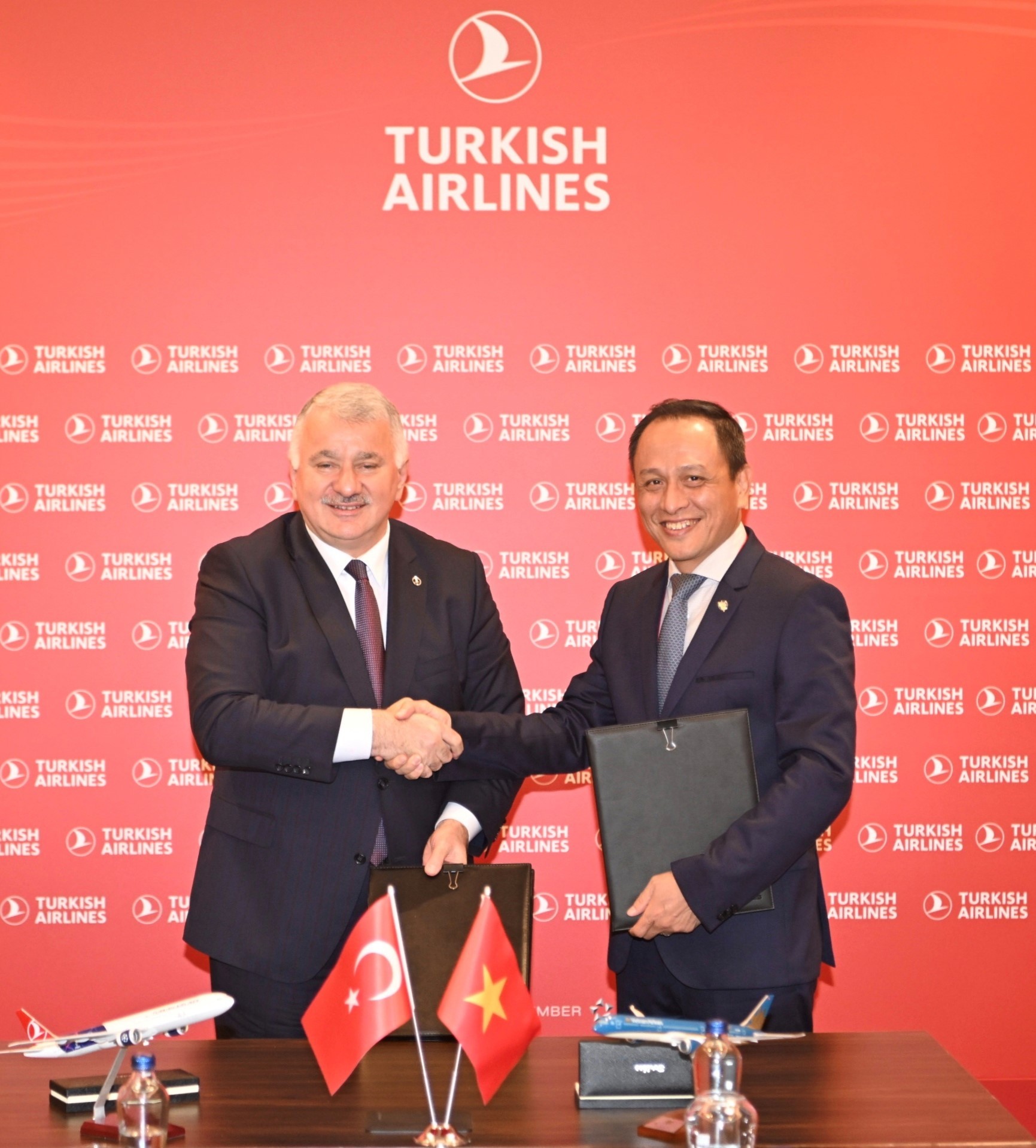 Hồ sơ doanh nghiệp - Turkish Airlines và Vietnam Airlines ký kết hợp tác liên danh