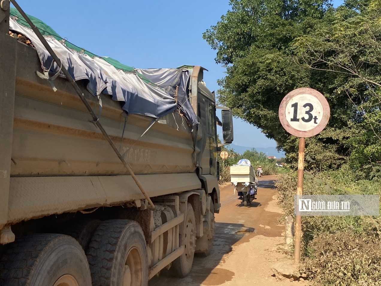 Hồ sơ điều tra - Bình Định: Lạ lùng đoàn xe chở đất ngang nhiên vượt cầu cấm tải 13 tấn (Hình 2).