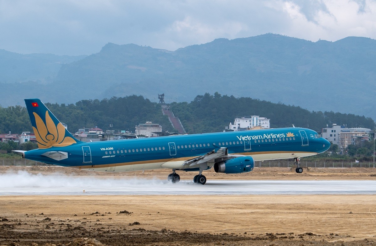 Sự kiện - Phỏng đoán nguyên nhân máy bay của Vietnam Airlines bị móp đầu do mưa đá