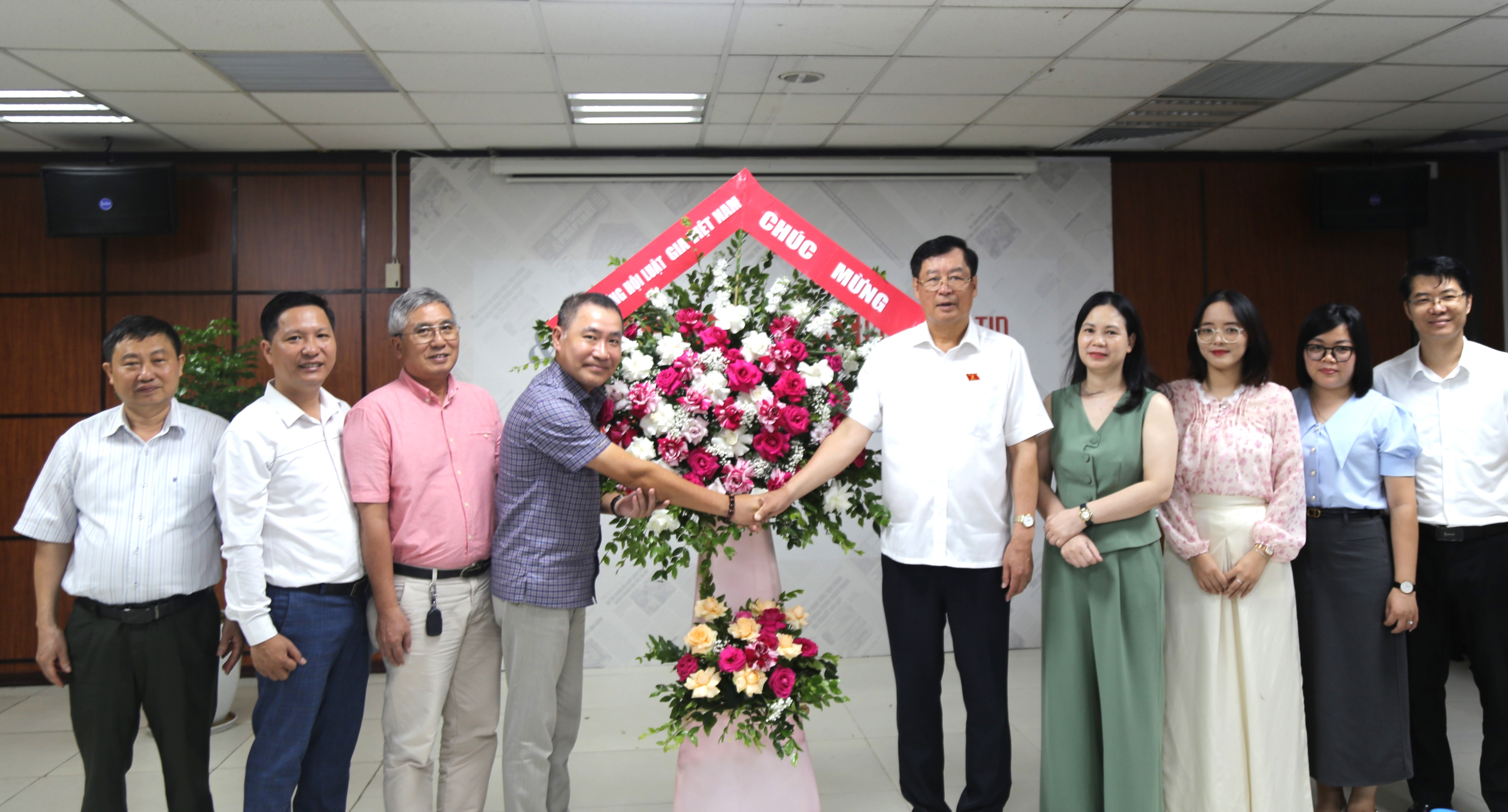 Tiêu điểm - Lãnh đạo Hội Luật gia Việt Nam thăm và chúc mừng Tạp chí ĐS&PL nhân ngày Báo chí Cách mạng Việt Nam