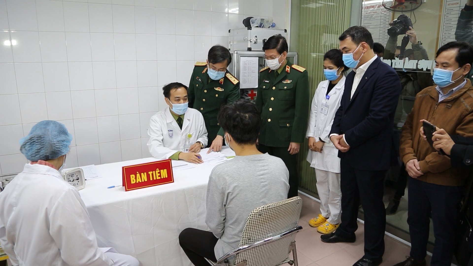 Tin nhanh - 3 tình nguyện viên đầu tiên tiêm thử vắc xin Covid-19 tại Việt Nam