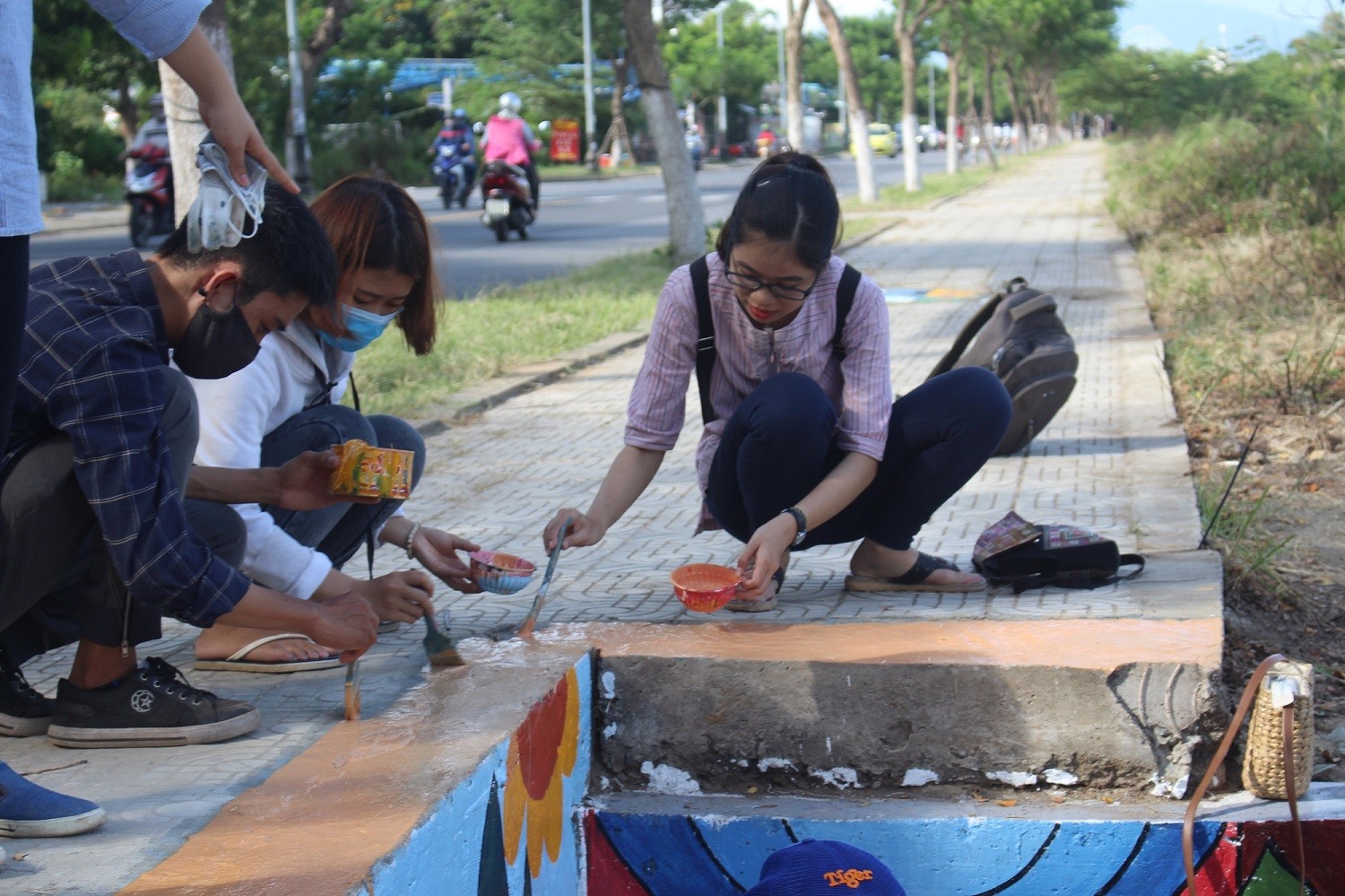 Xã hội - Sinh viên Đà Nẵng 'hô biến' bãi rác thành tranh tường đầy màu sắc (Hình 5).