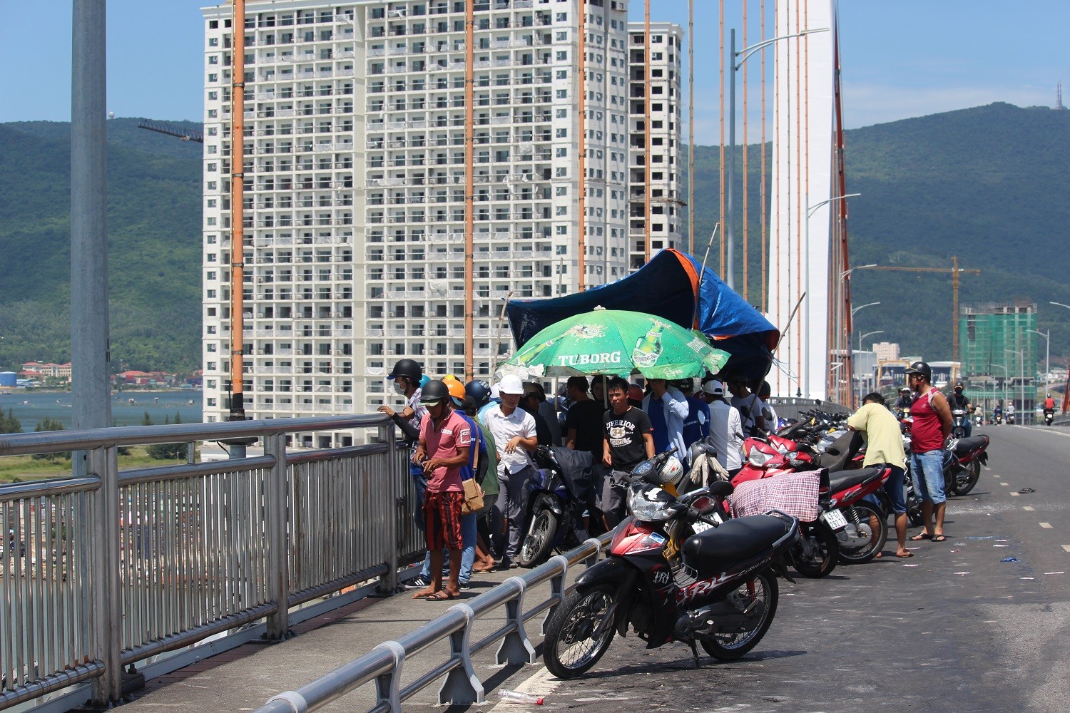 Xã hội - Đà Nẵng: Một thanh niên bất ngờ gieo mình tự vẫn ở cầu Thuận Phước