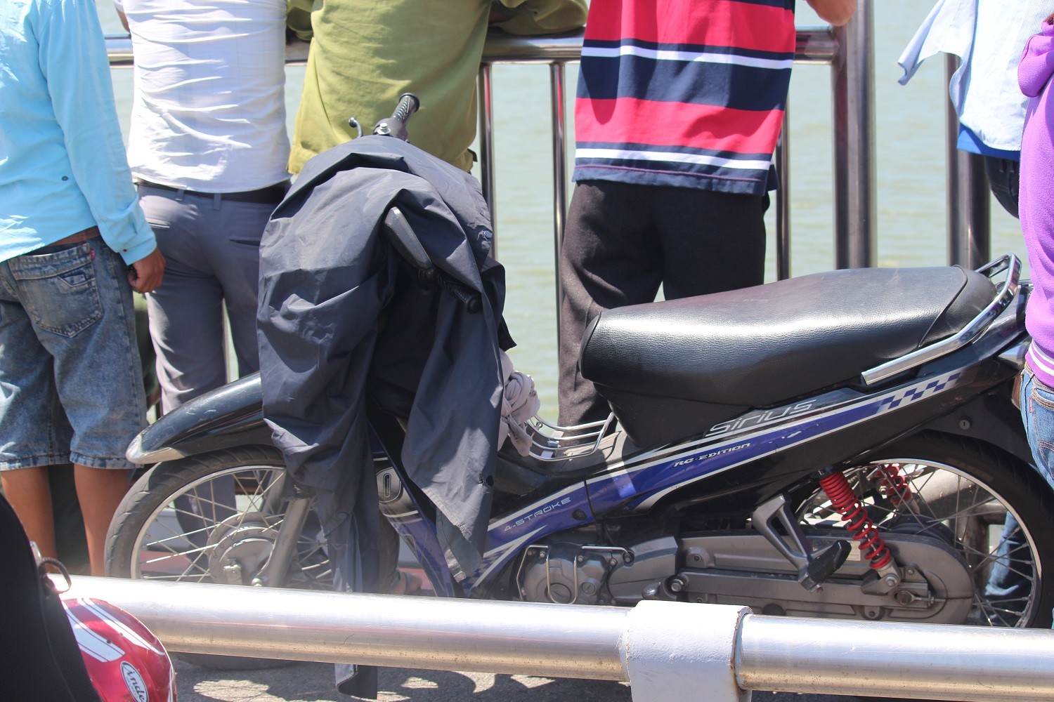 Xã hội - Đà Nẵng: Một thanh niên bất ngờ gieo mình tự vẫn ở cầu Thuận Phước (Hình 2).