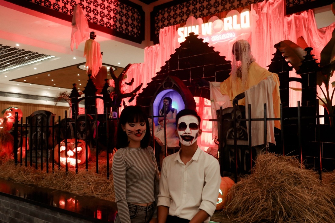 Phong cách - Mưa lớn, giới trẻ Đà Nẵng hụt hẫng đón Halloween (Hình 2).