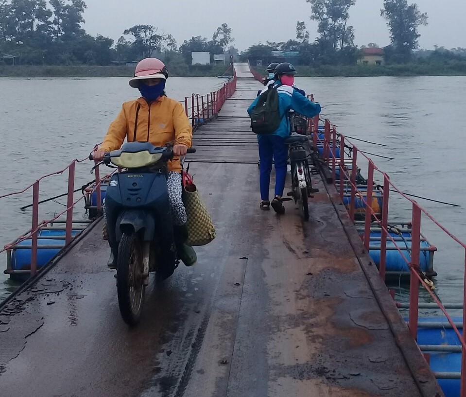 Xã hội - Nước ngập đến chân cầu, học sinh vẫn phải “liều mình” để đi học (Hình 3).