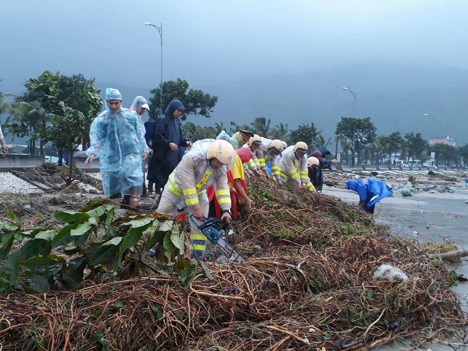 Xã hội - Quảng Nam ngập lụt, Đà Nẵng hối hả 'đội mưa' khắc phục hậu quả (Hình 6).