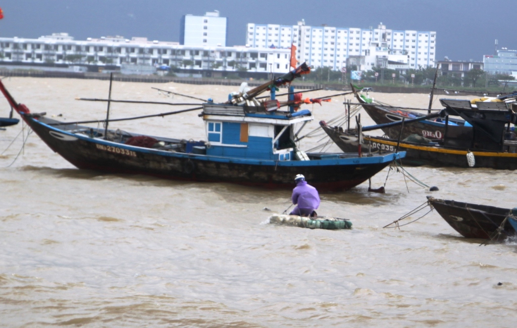 Xã hội - Quảng Nam ngập lụt, Đà Nẵng hối hả 'đội mưa' khắc phục hậu quả (Hình 4).