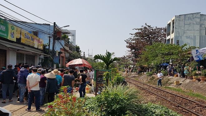 Xã hội - Một người phụ nữ bị tàu hỏa kéo lê gần chục mét, tử vong