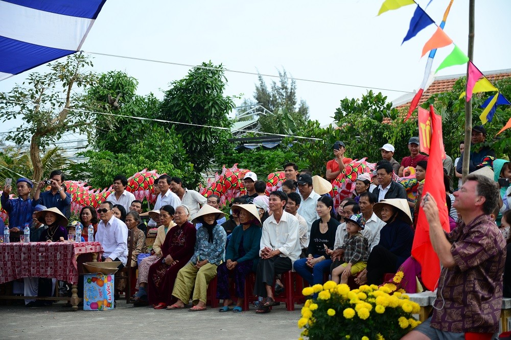 Chính quyền xã Cẩm Hà thông tin rằng, lễ hội Cầu bông gồm có phần lễ (nghinh thần, cúng bái) với ý nghĩa cảm ơn người khai lập và cầu mong mưa thuận gió hòa để hoa màu đơm bông, mùa vàng bội thu. Phần hội là nơi người dân cùng du khách, hòa mình trong các trò chơi dân gian, mang hơi hướng văn hóa, ẩm thực.