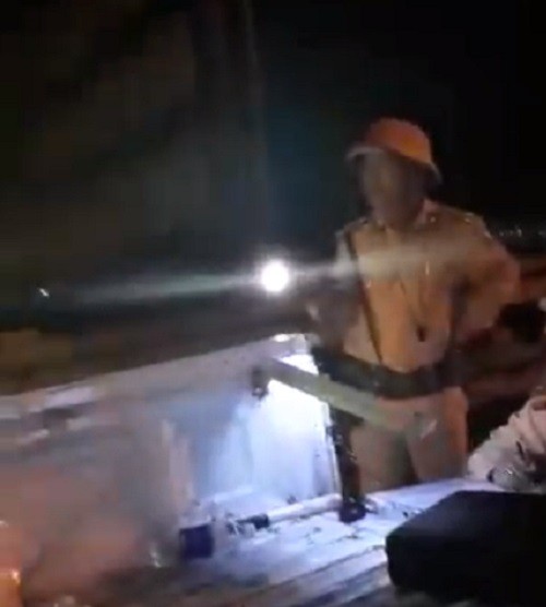 An ninh - H&igrave;nh sự - Quảng Nam: Đ&igrave;nh chỉ c&ocirc;ng t&aacute;c Trung t&aacute; CSGT rọi đ&egrave;n pin v&agrave;o mặt d&acirc;n