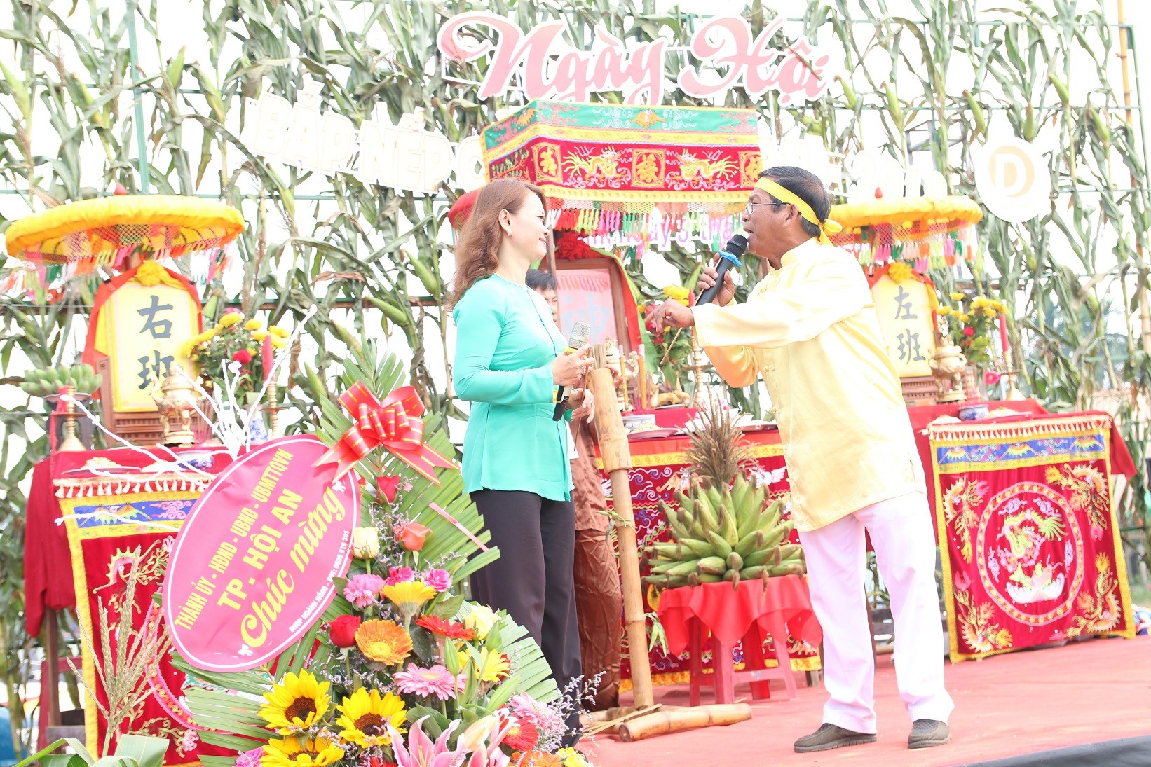 Tham dự lễ hội bắp nếp Cẩm Nam, du khách còn được hòa mình trong không gian văn hóa nghệ thuật đặc sắc như hô hát Bài chòi, tuồng, múa rối nước...  Đây đều là những loại hình nghệ thuật đậm chất dân gian, gắn kết cộng đồng cư dân. 