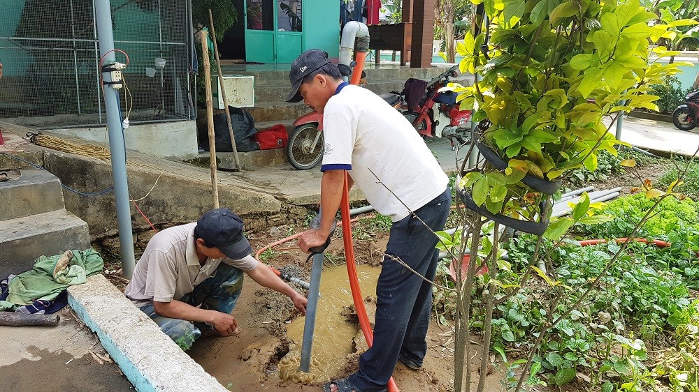 Quảng Nam: Hàng trăm hộ dân 'liều' uống nước nhiễm phèn (Hình 2).