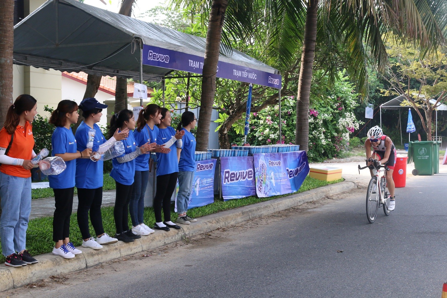 VNG Ironman 70.3:  Hơn 1.600 VĐV tranh tài giữa cái nắng như “đổ lửa” tại Đà Nẵng (Hình 3).