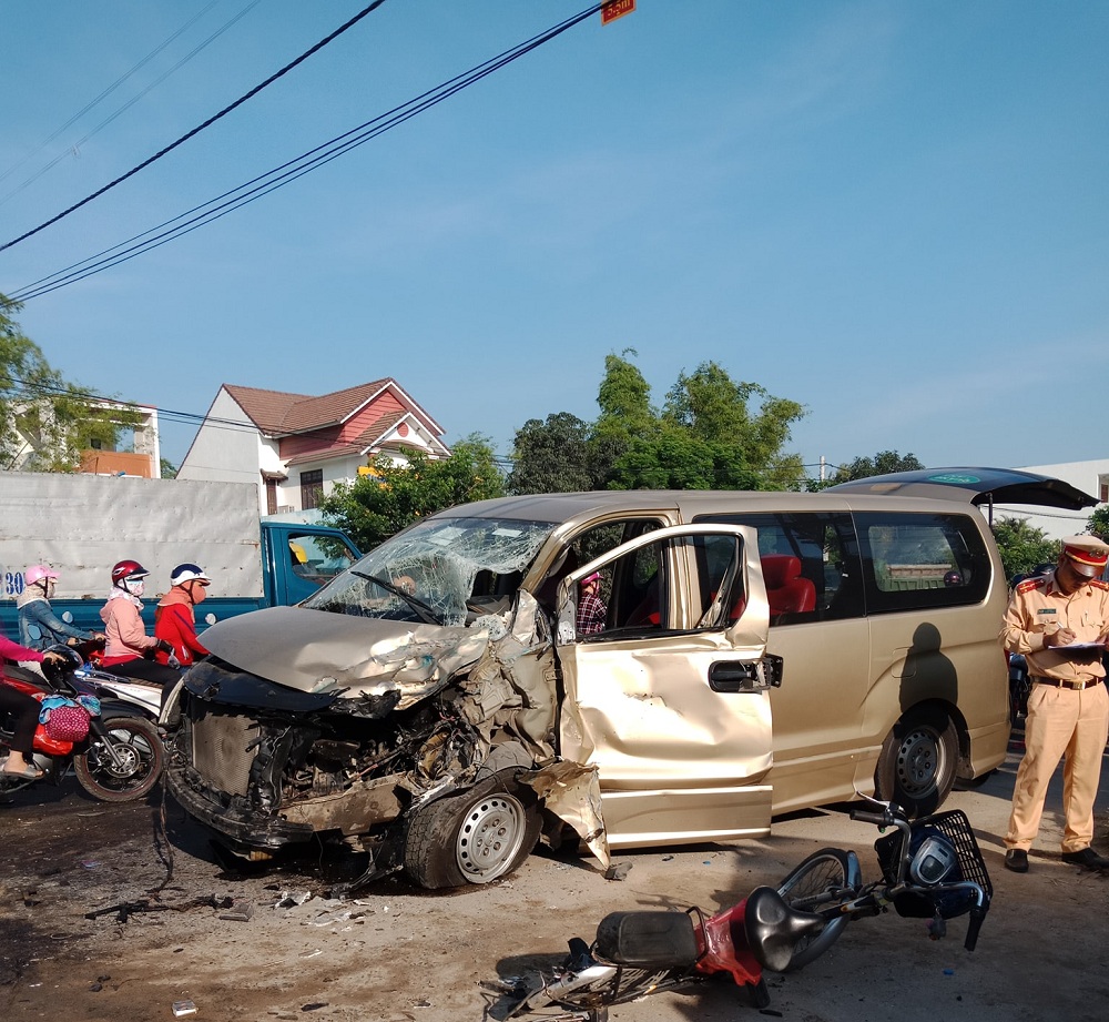 Quảng Nam: Hai ô tô đối đầu, 6 người nguy kịch